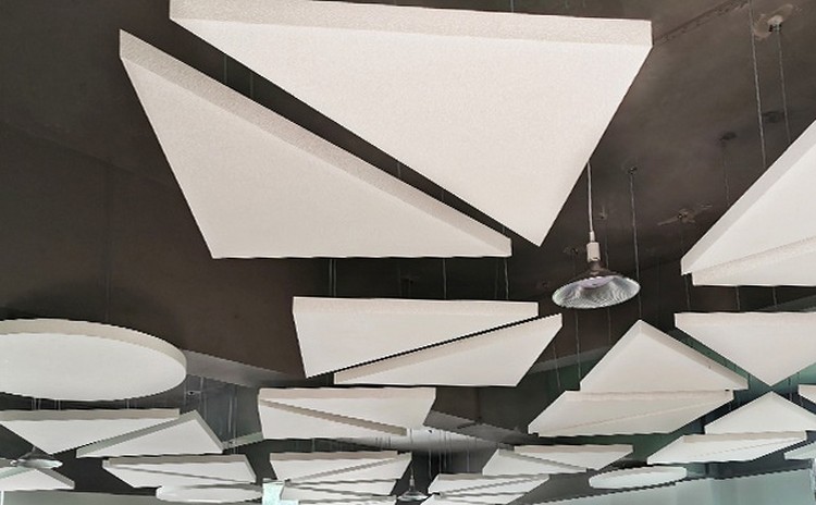 智慧教室有回聲用什么吸音材料？